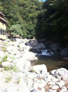 山水館の側に芥川